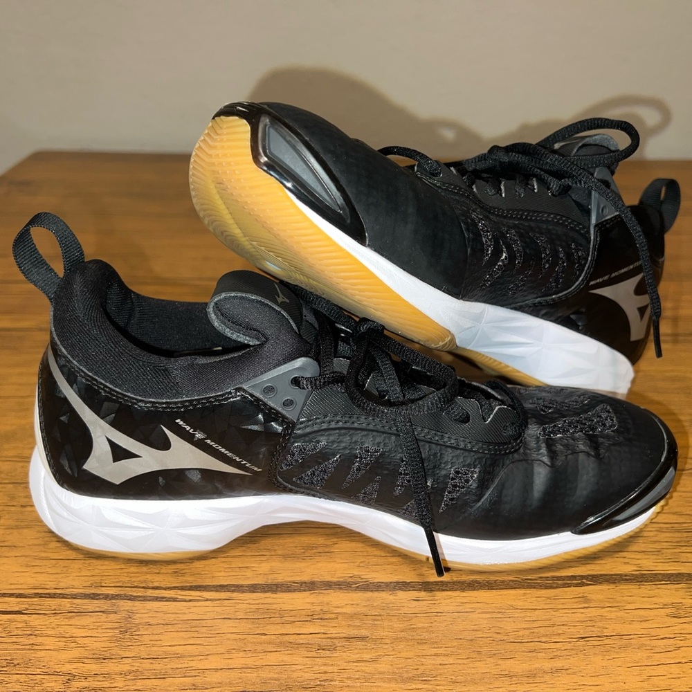 Mizuno Women’s Wave Momentum Volleyball Shoes Black, Size 10/41 NWOB